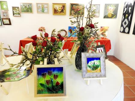 V Galeriji je po nekaj letih postavil na ogled  svoje mojstrovine znani oblikovalec stekla Marjan Česen iz Velesovega_Na ogled so vaze in slike iz stekla